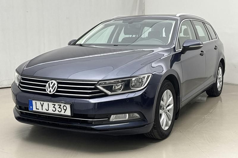 Mörkblå Begagnad 2016 VW Passat | 135 000 kr (Bra pris) - Bild 1/4