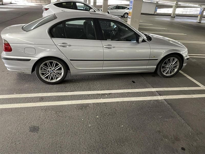 Grå Begagnad 2000 BMW 320 Sedan | 105 000 kr - Bild 1/4