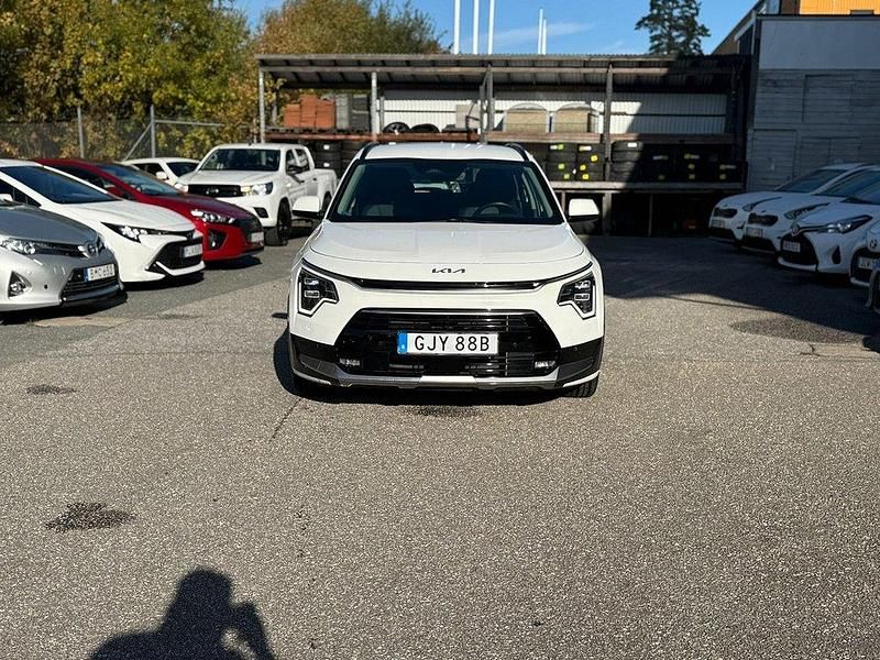 Vit Begagnad 2022 Kia Niro Advance SUV | 219 800 kr (Marknadspris) - Bild 1/4