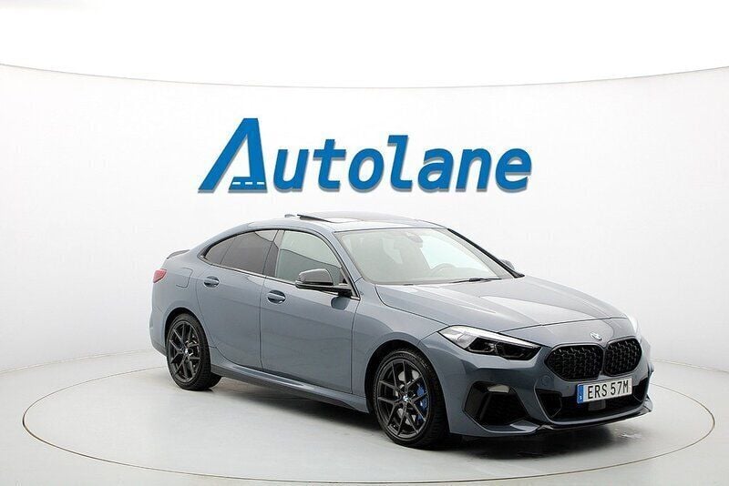 Mörkgrå Begagnad 2020 BMW M235 M Performance Sedan | 379 900 kr (Marknadspris) - Bild 1/3