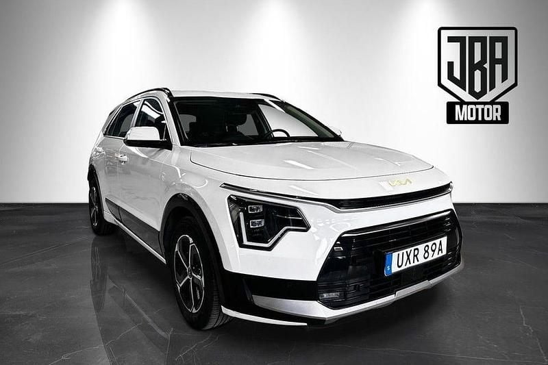 Vit Begagnad 2022 Kia Niro Advance SUV | 279 900 kr (Marknadspris) - Bild 1/4