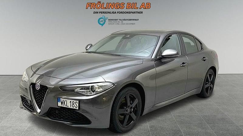 Gråmetallic Begagnad 2019 Alfa Romeo Giulia Super Sedan | 219 000 kr (Marknadspris) - Bild 1/4
