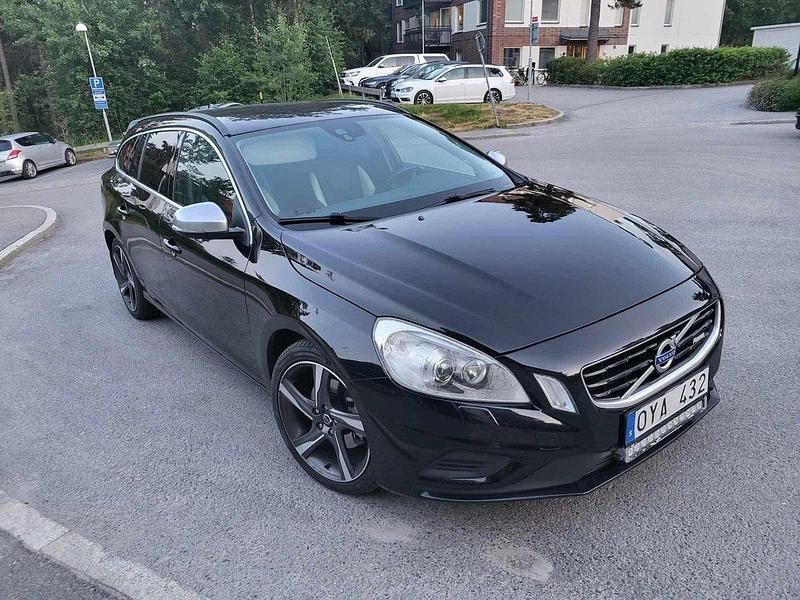 Svart Begagnad 2012 Volvo V60 R-Design Kombi | 65 000 kr (Marknadspris) - Bild 1/4