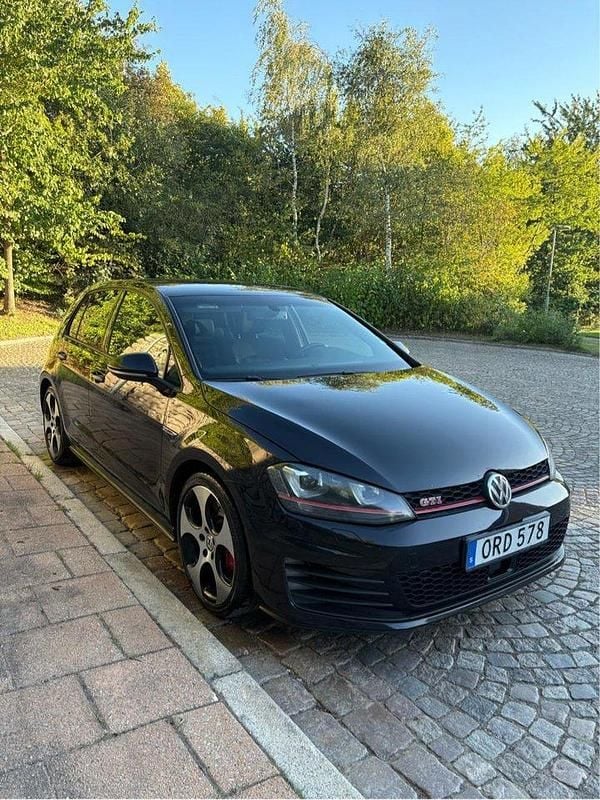 Svart Begagnad 2015 VW Golf VII GTI Halvkombi | 154 900 kr (Marknadspris) - Bild 1/4