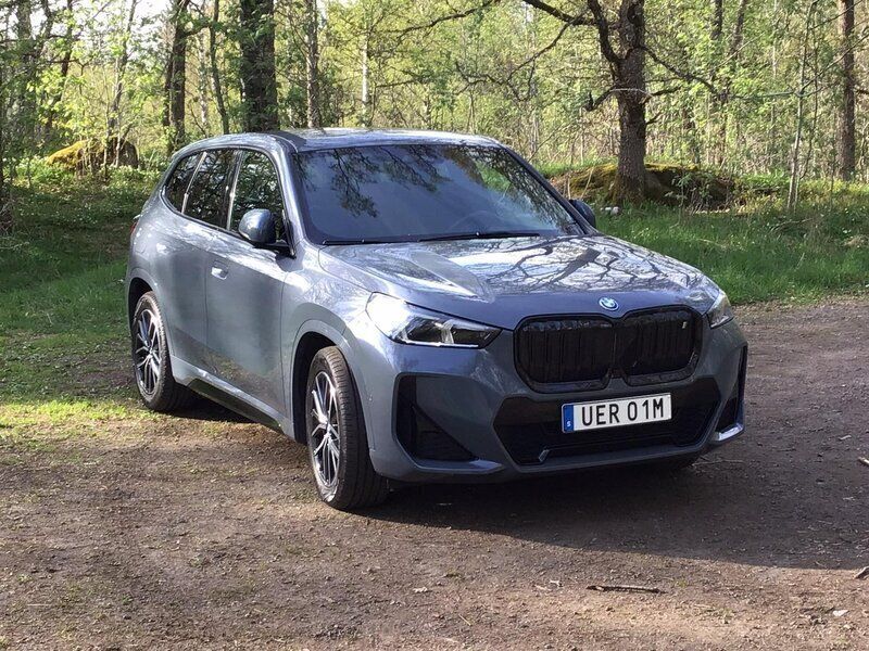 Grå Begagnad 2023 BMW iX1 M Sport SUV | 519 000 kr (Dyr) - Bild 1/4
