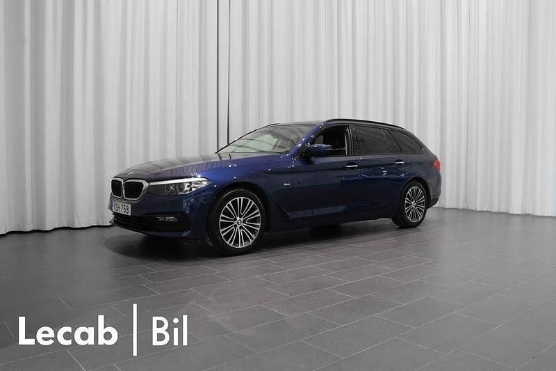 Blå Begagnad 2017 BMW 520 Sport Line Kombi | 289 500 kr (Marknadspris) - Bild 1/4