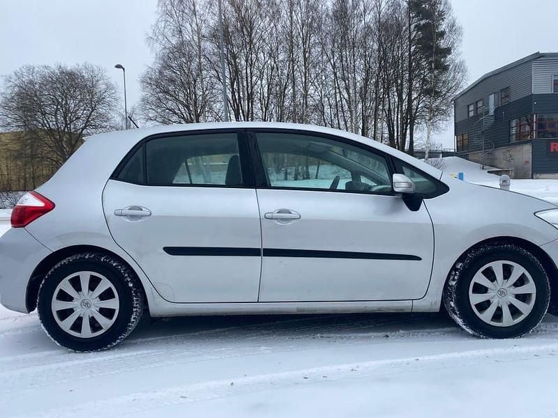 Begagnad Toyota Auris 90 HK (66 kW) 2011 Halvkombi