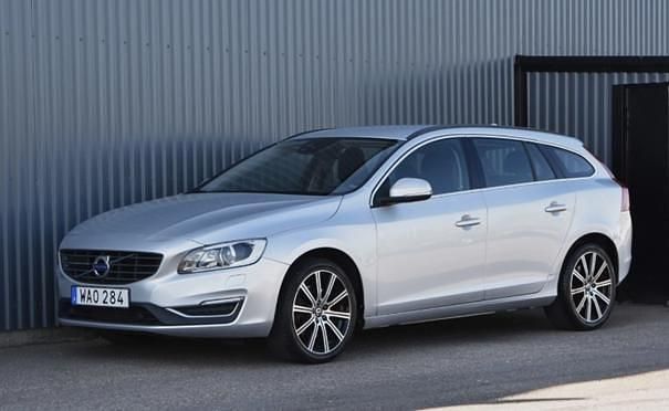 Silver Begagnad 2018 Volvo V60 Momentum Kombi | 219 000 kr (Marknadspris) - Bild 1/4
