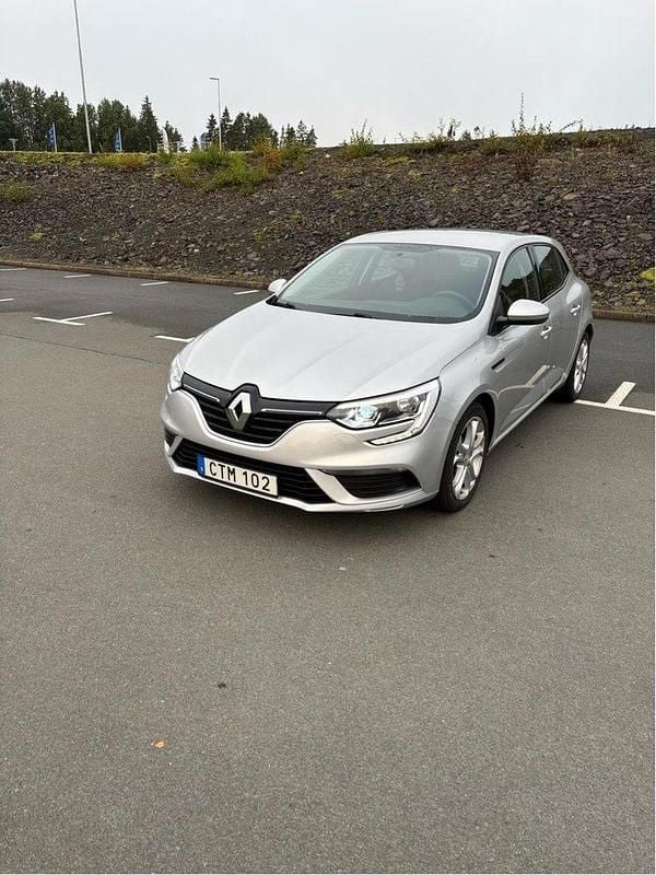 Silver Begagnad 2018 Renault Mégane IV Halvkombi | 95 000 kr (Bra pris) - Bild 1/4