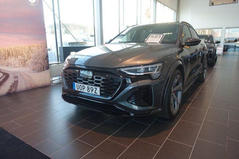 Grå Begagnad 2023 Audi SQ8 e-tron S-Line SUV | 1 049 000 kr - Bild 1/4
