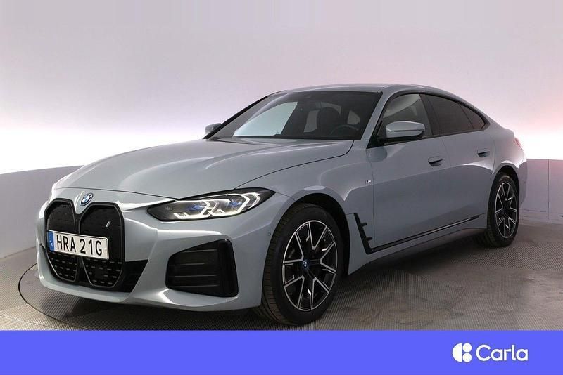 Grå Begagnad 2023 BMW i4 M Sport Sedan | 489 900 kr (Marknadspris) - Bild 1/4
