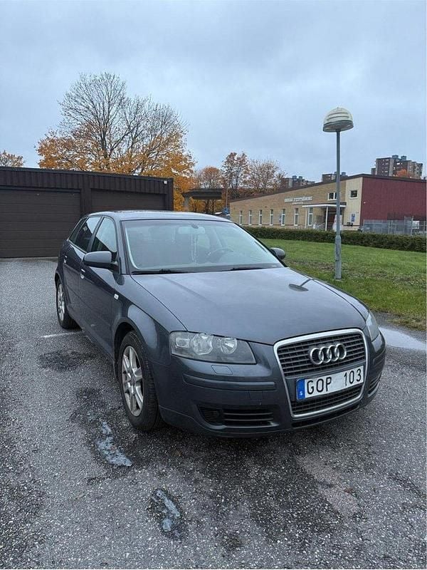 Grå Begagnad 2008 Audi A3 Sportback Attraction Halvkombi | 38 000 kr (Superpris) - Bild 1/4