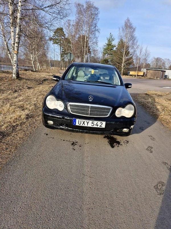 Svart Begagnad 2004 Mercedes C180 Sedan | 18 900 kr (Superpris) - Bild 1/4