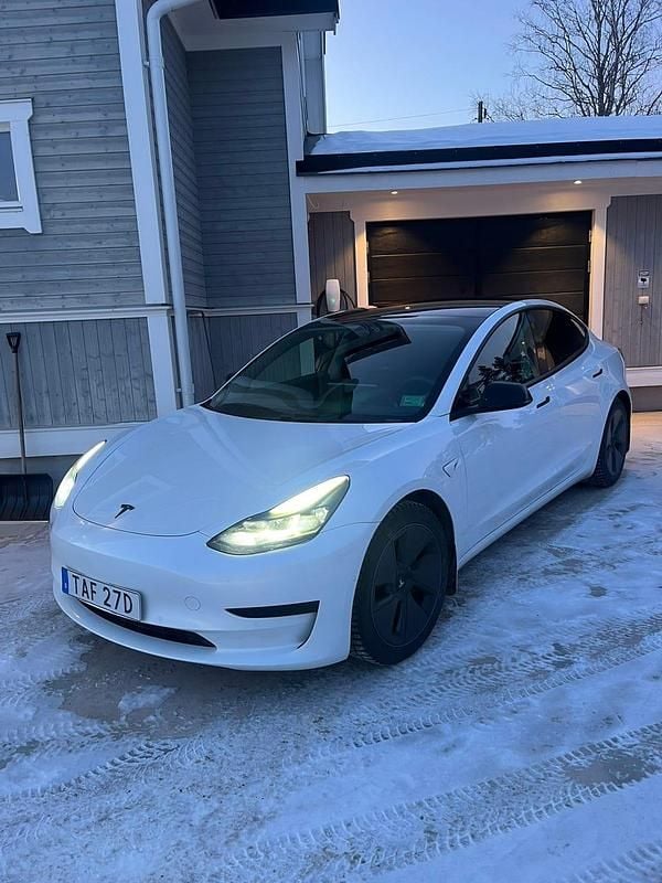 Begagnad Tesla Model 3 Standard Range Plus 239 kW (325 HK) 2021 Sedan