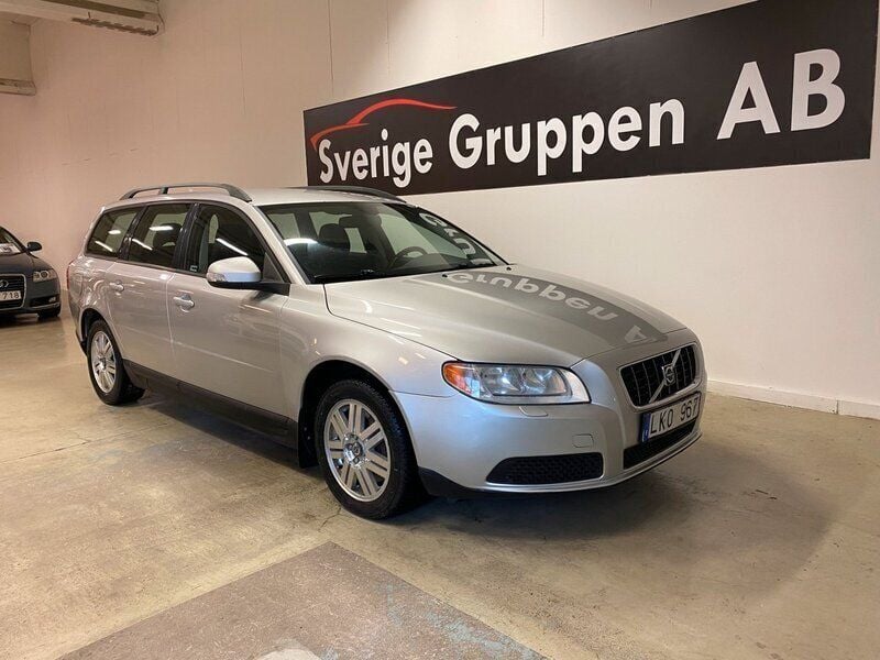 Ljusgrå (grå) Begagnad 2008 Volvo V70 Kinetic Kombi | 44 900 kr (Marknadspris) - Bild 1/4