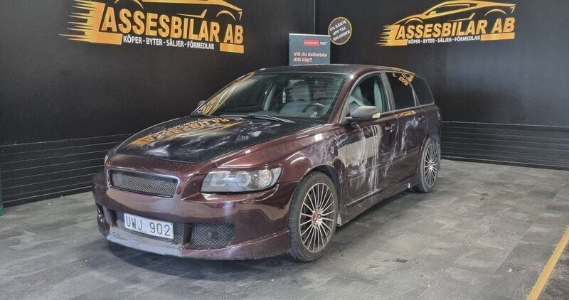 Mörkröd Begagnad 2004 Volvo V50 Kombi | 39 900 kr (Bra pris) - Bild 1/4