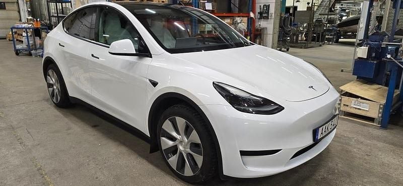 Pearl Begagnad 2023 Tesla Model Y Standard Range SUV | 349 500 kr (Marknadspris) - Bild 1/4