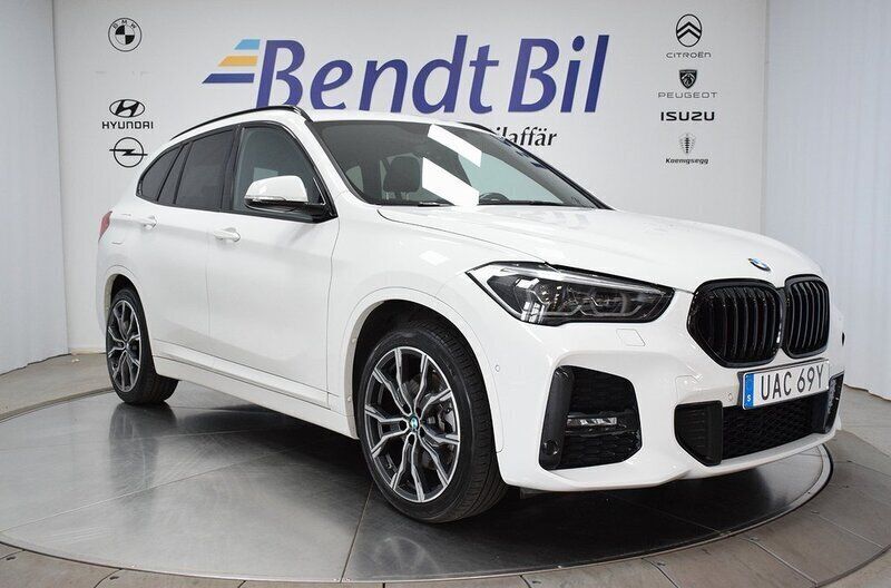 Vit Begagnad 2021 BMW X1 M Sport SUV | 324 500 kr (Lite dyr) - Bild 1/3