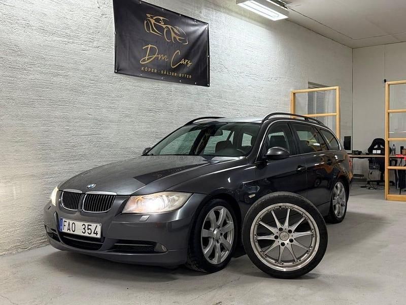 Silver Begagnad 2007 BMW 330 Kombi | 59 900 kr (Superpris) - Bild 1/4