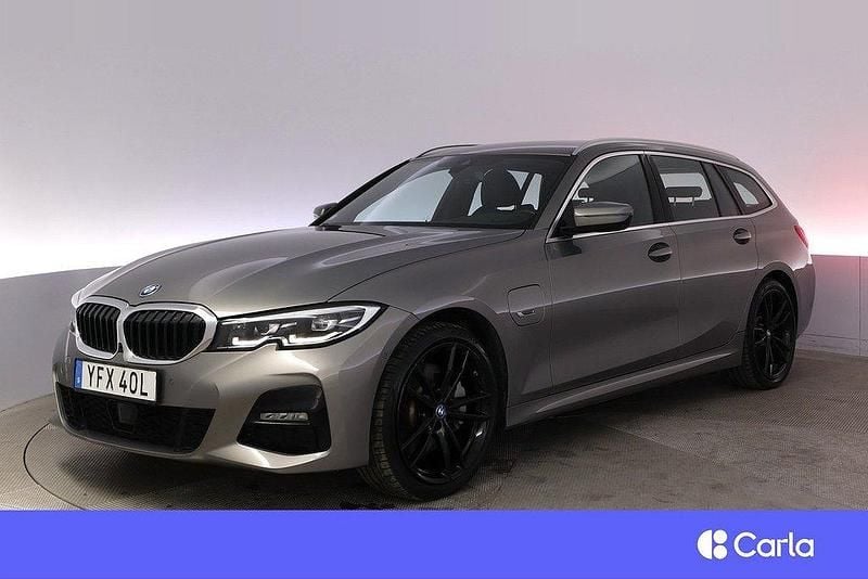 Grå Begagnad 2021 BMW 330e M Sport Kombi | 366 900 kr (Marknadspris) - Bild 1/4
