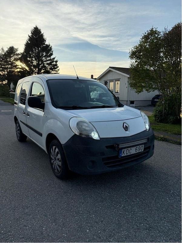 Vit Begagnad 2010 Renault Kangoo Minibuss | 30 000 kr (Marknadspris) - Bild 1/2