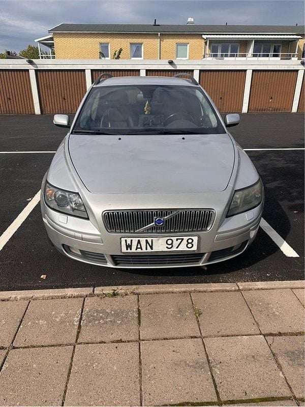Grå Begagnad 2005 Volvo V50 Summum Kombi | 25 000 kr (Bra pris) - Bild 1/4
