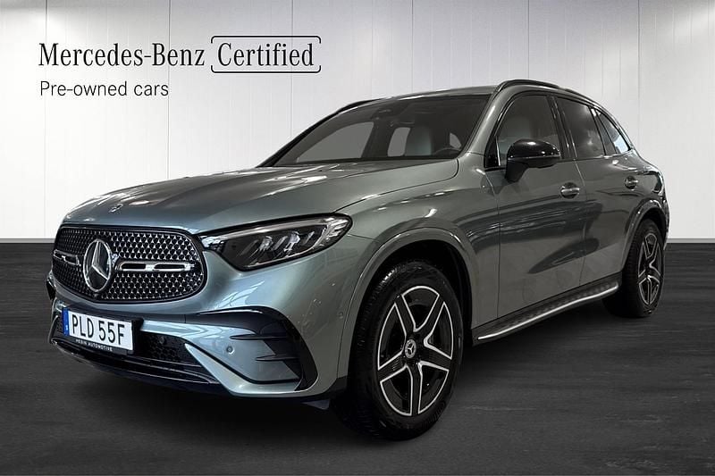 Grön (silver) Begagnad 2024 Mercedes GLC300e AMG line SUV | 724 900 kr (Marknadspris) - Bild 1/4
