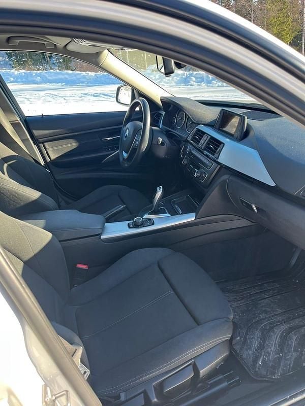 Begagnad BMW 320 184 HK (135 kW) 2015 Vit pearl Kombi