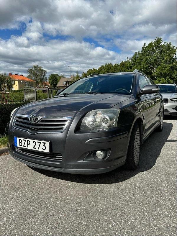 Grå Begagnad 2007 Toyota Avensis Kombi | 34 000 kr (Marknadspris) - Bild 1/4