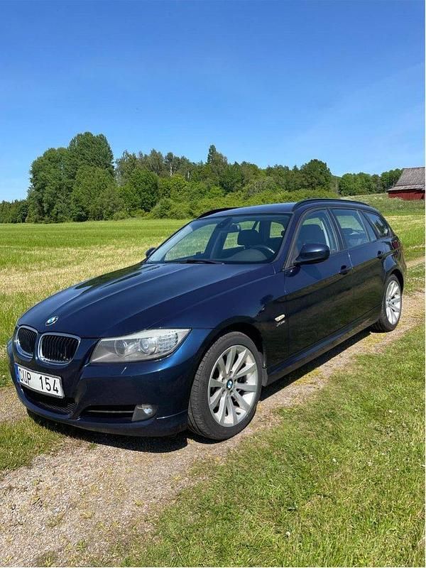 Blå Begagnad 2012 BMW 320 Kombi | 92 000 kr (Bra pris) - Bild 1/4