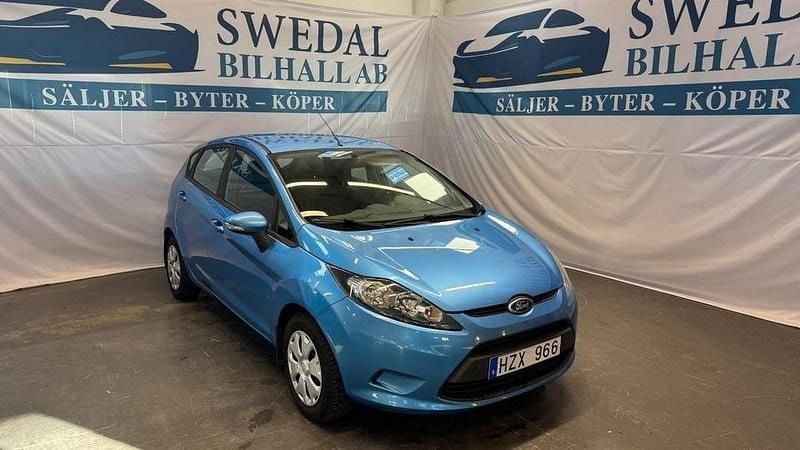 Blå Begagnad 2010 Ford Fiesta Trend Halvkombi | 39 800 kr (Bra pris) - Bild 1/4