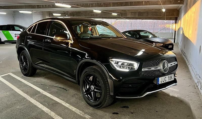 Svart Begagnad 2022 Mercedes GLC300e AMG line Sportkupé | 629 000 kr (Dyr) - Bild 1/4