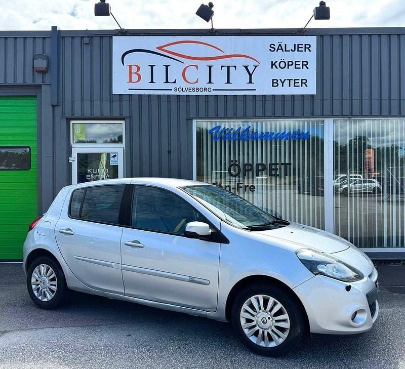Silver Begagnad 2011 Renault Clio R.S. Halvkombi | 37 900 kr (Marknadspris) - Bild 1/4