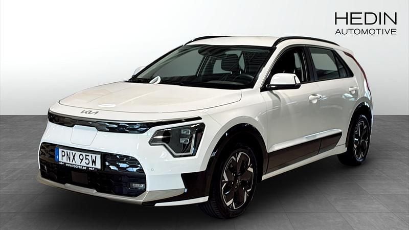 Vit (white) Begagnad 2022 Kia e-Niro SUV | 304 900 kr (Lite dyr) - Bild 1/4
