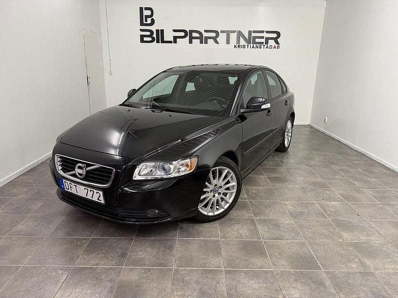 Svart Begagnad 2011 Volvo S40 Momentum Sedan | 59 900 kr (Marknadspris) - Bild 1/4