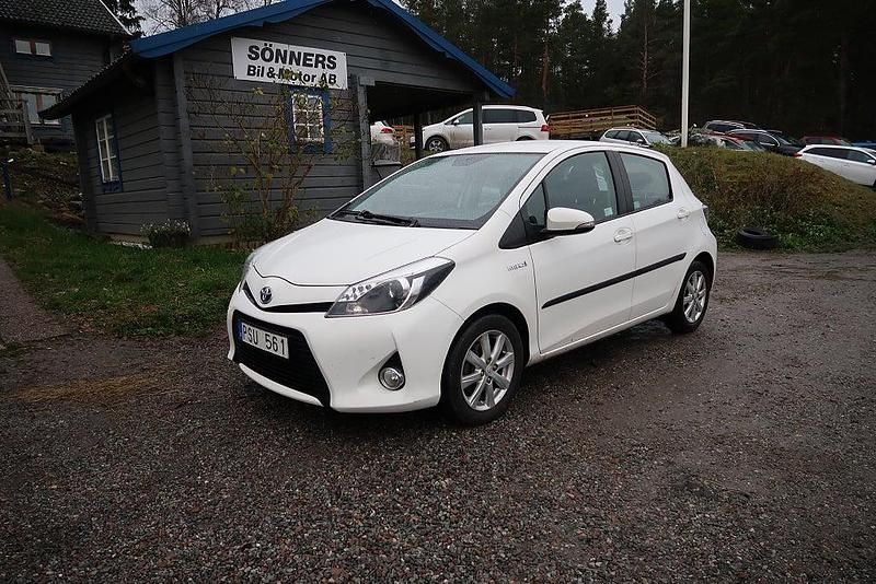 Vit Begagnad 2012 Toyota Yaris Hybrid Active Halvkombi | 61 500 kr (Marknadspris) - Bild 1/4