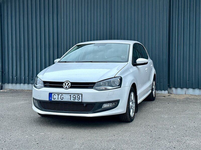 Vit Begagnad 2010 VW Polo Comfortline Halvkombi | 108 000 kr (Marknadspris) - Bild 1/4