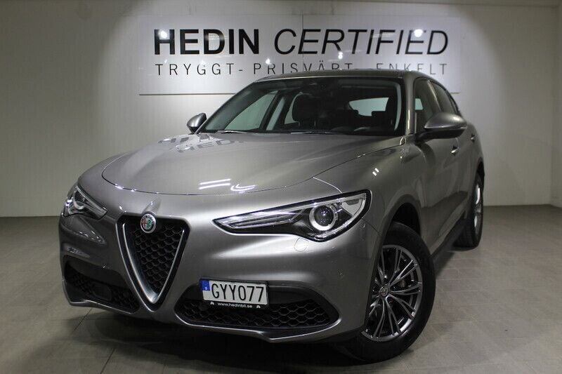Grå Begagnad 2017 Alfa Romeo Stelvio Super SUV | 229 900 kr (Marknadspris) - Bild 1/4
