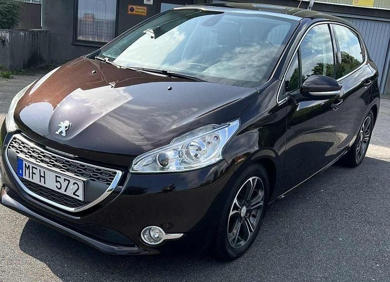 Svart Begagnad 2012 Peugeot 208 Halvkombi | 49 000 kr (Marknadspris) - Bild 1/4