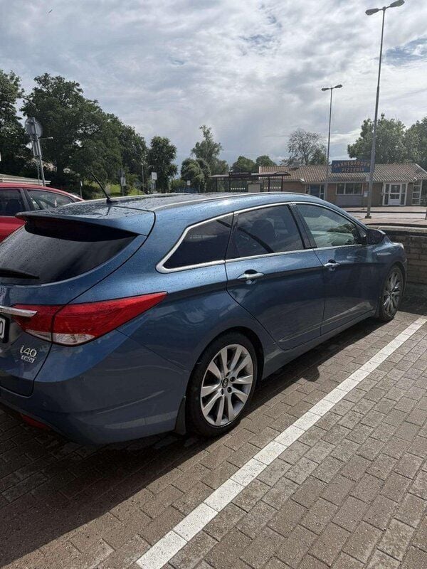 Blå Begagnad 2013 Hyundai i40 Kombi | 100 000 kr (Marknadspris) - Bild 1/4