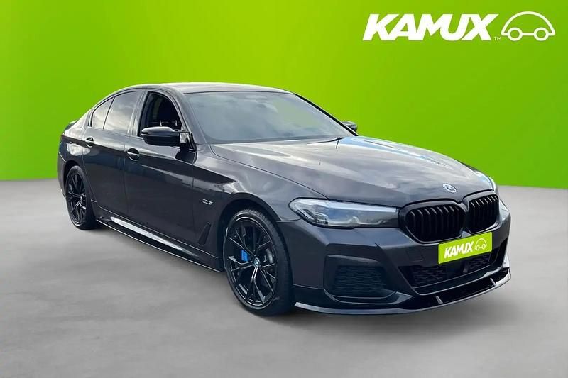 Silver/grå Begagnad 2023 BMW 530e M Sport Sedan | 449 700 kr (Marknadspris) - Bild 1/4