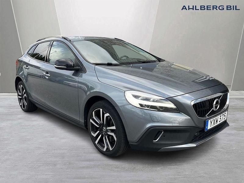 Grå Begagnad 2018 Volvo V40 CC Pro Kombi | 229 500 kr (Marknadspris) - Bild 1/3