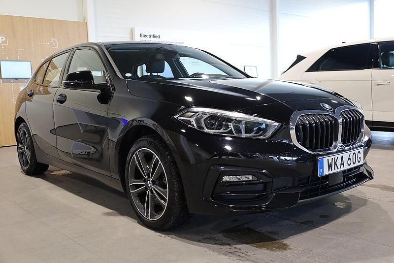 Begagnad BMW 118 Sport Line 136 HK (100 kW) 2021 Svart Halvkombi
