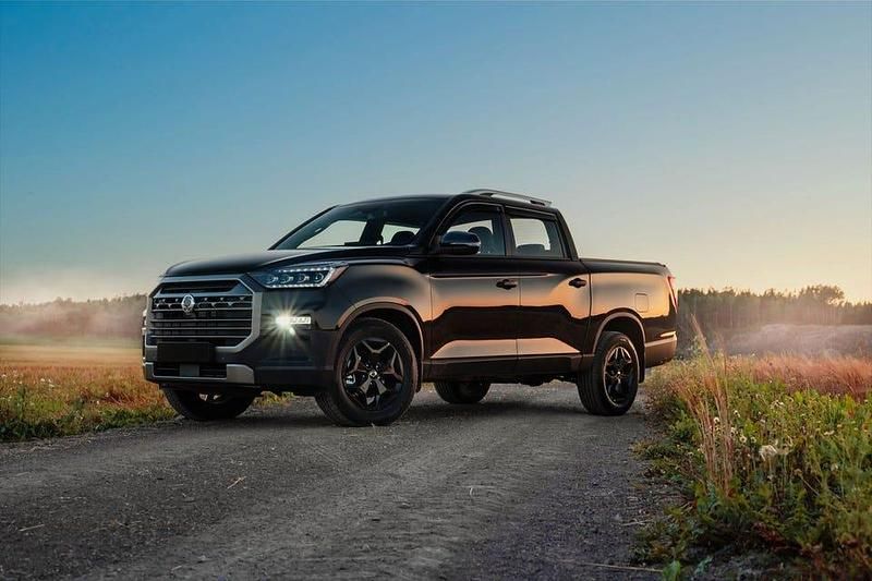 Svart Begagnad 2024 Ssangyong (KGM) Musso Pickup | 524 875 kr (Marknadspris) - Bild 1/4