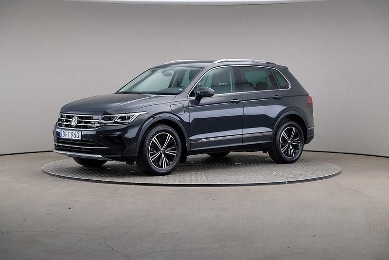 Grå Begagnad 2022 VW Tiguan Elegance SUV | 299 000 kr (Superpris) - Bild 1/4