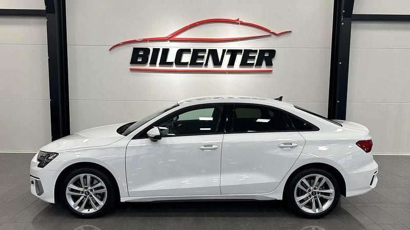Vit Begagnad 2021 Audi A3 Comfort Sedan | 249 800 kr (Marknadspris) - Bild 1/4