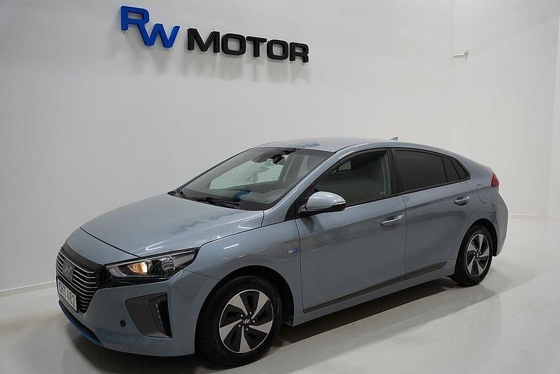 Silver Begagnad 2016 Hyundai Ioniq Comfort Sedan | 139 800 kr (Marknadspris) - Bild 1/4