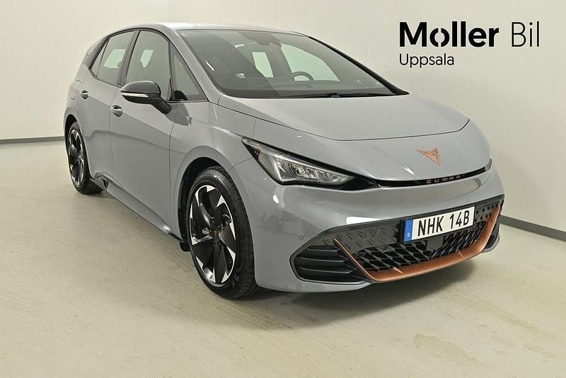 Ljusgrå (vapor grey) Begagnad 2024 Cupra Born e-Boost Halvkombi | 329 900 kr (Lite dyr) - Bild 1/4