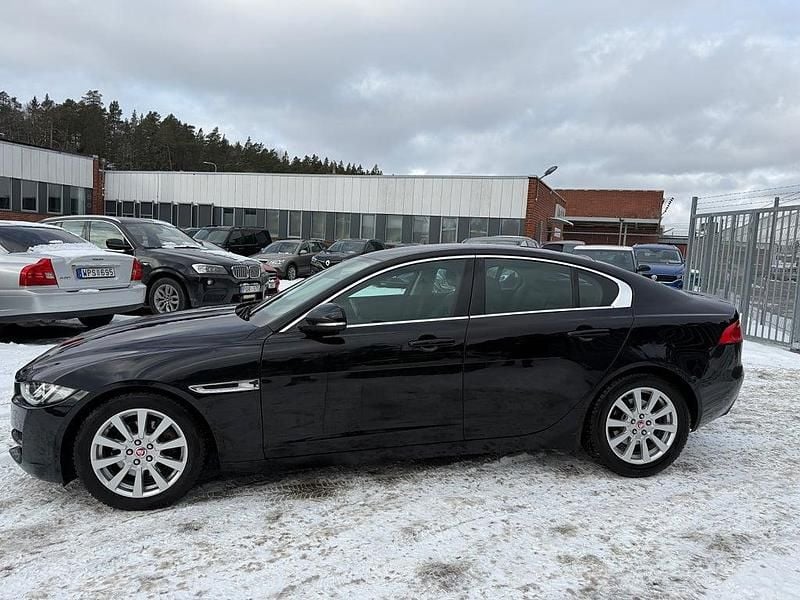 Begagnad Jaguar XE 180 HK (132 kW) 2019 Svart Sedan