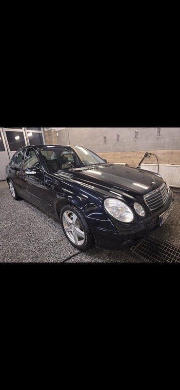 Svart Begagnad 2005 Mercedes E350 Classic Sedan | 48 500 kr - Bild 1/4